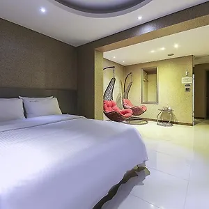 Hotel Rosenheim, Goyang